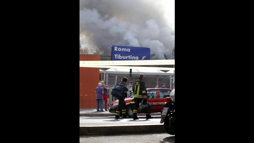 Incendio Tiburtina, vigili fuoco: Non escluso rischio crollo