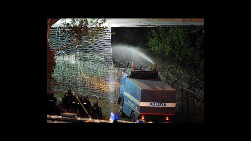 Tav, serata di scontri a Chiomonte, petardi contro la polizia
