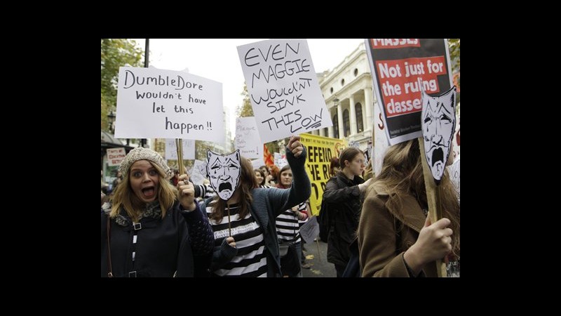 Londra, studenti sfilano pacificamente contro i tagli