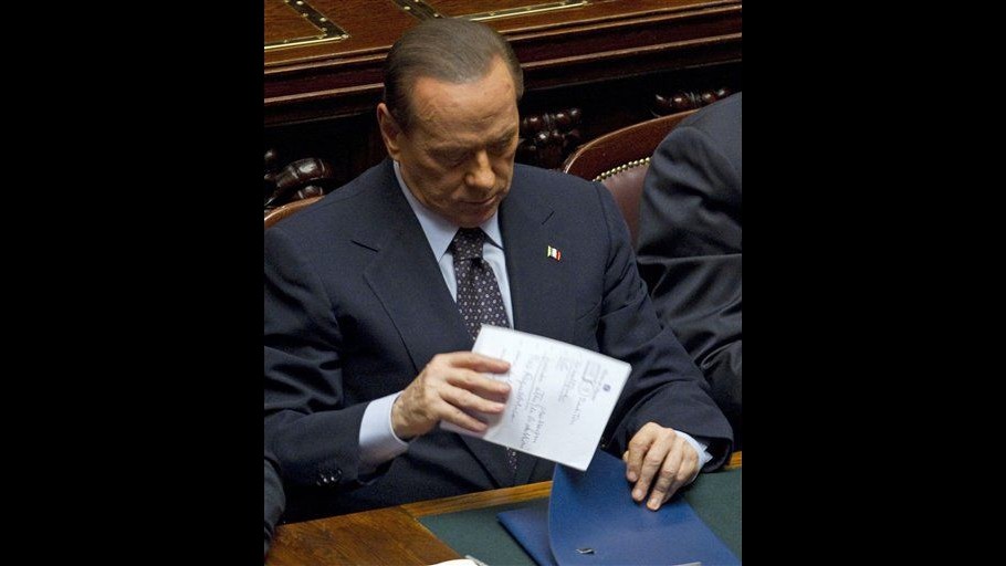 TOP Merkel: Rispetto la decisione di Berlusconi di non ricandidarsi