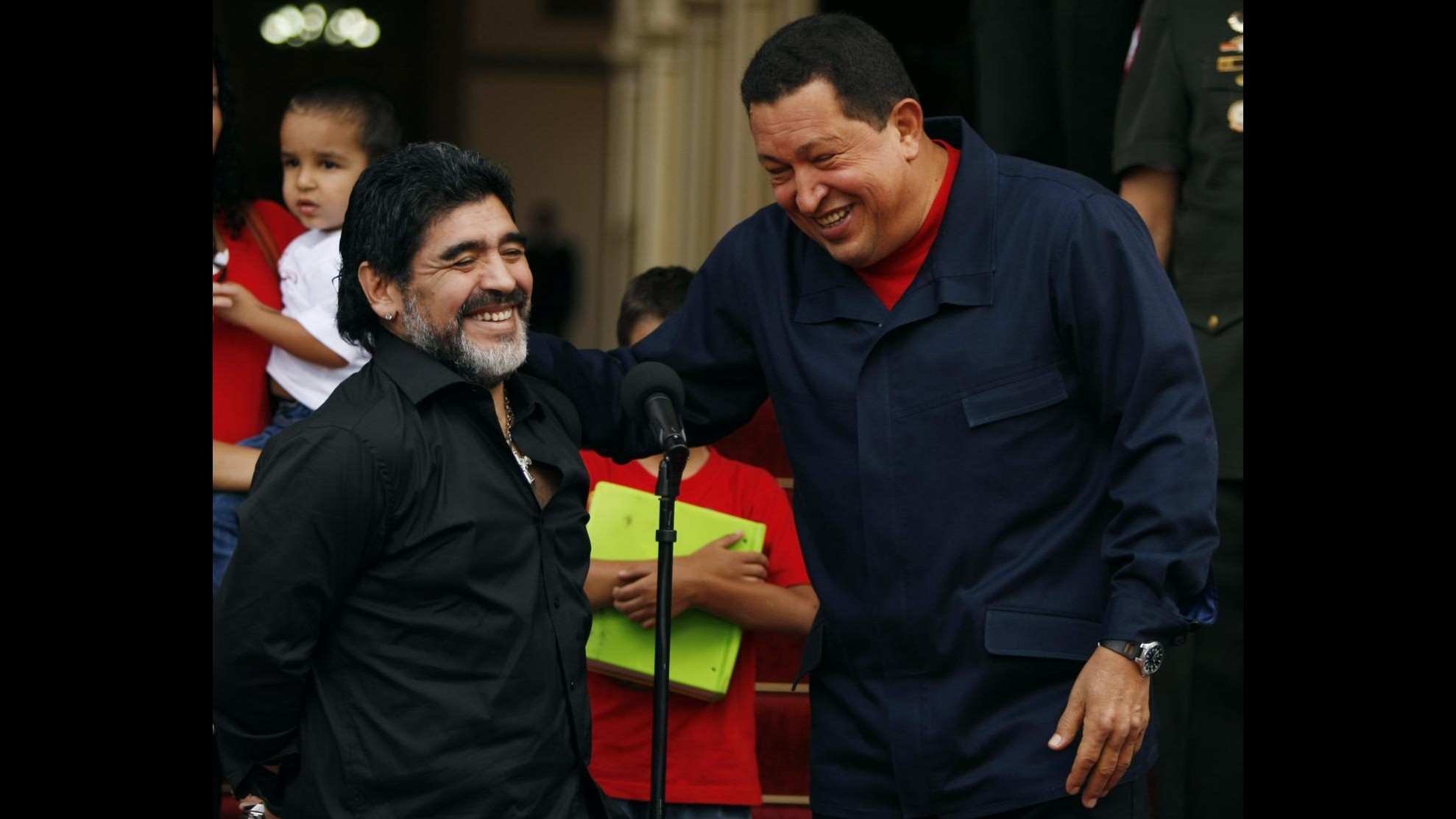 Calcio, Maradona visita Chavez a Cuba