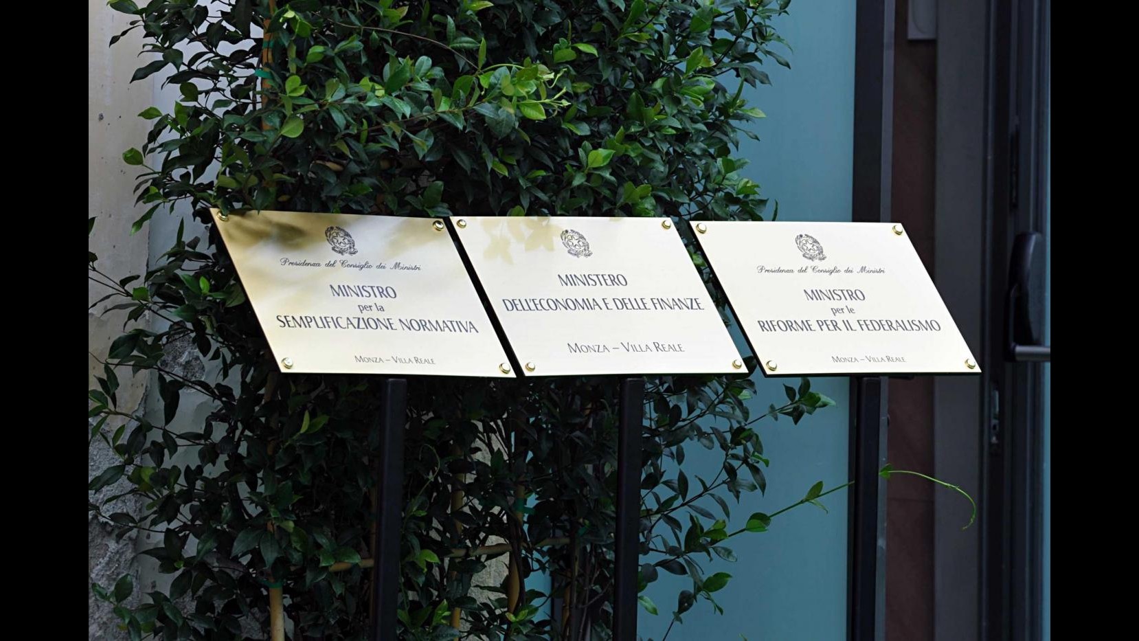 Nei ministeri a Monza arredi leghisti