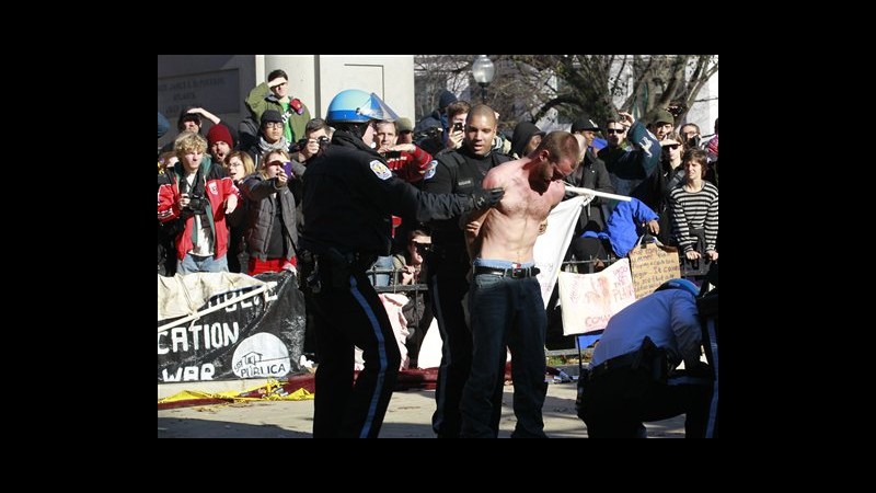 Dimostranti Occupy erigono struttura illegale, 31 arresti a Washington