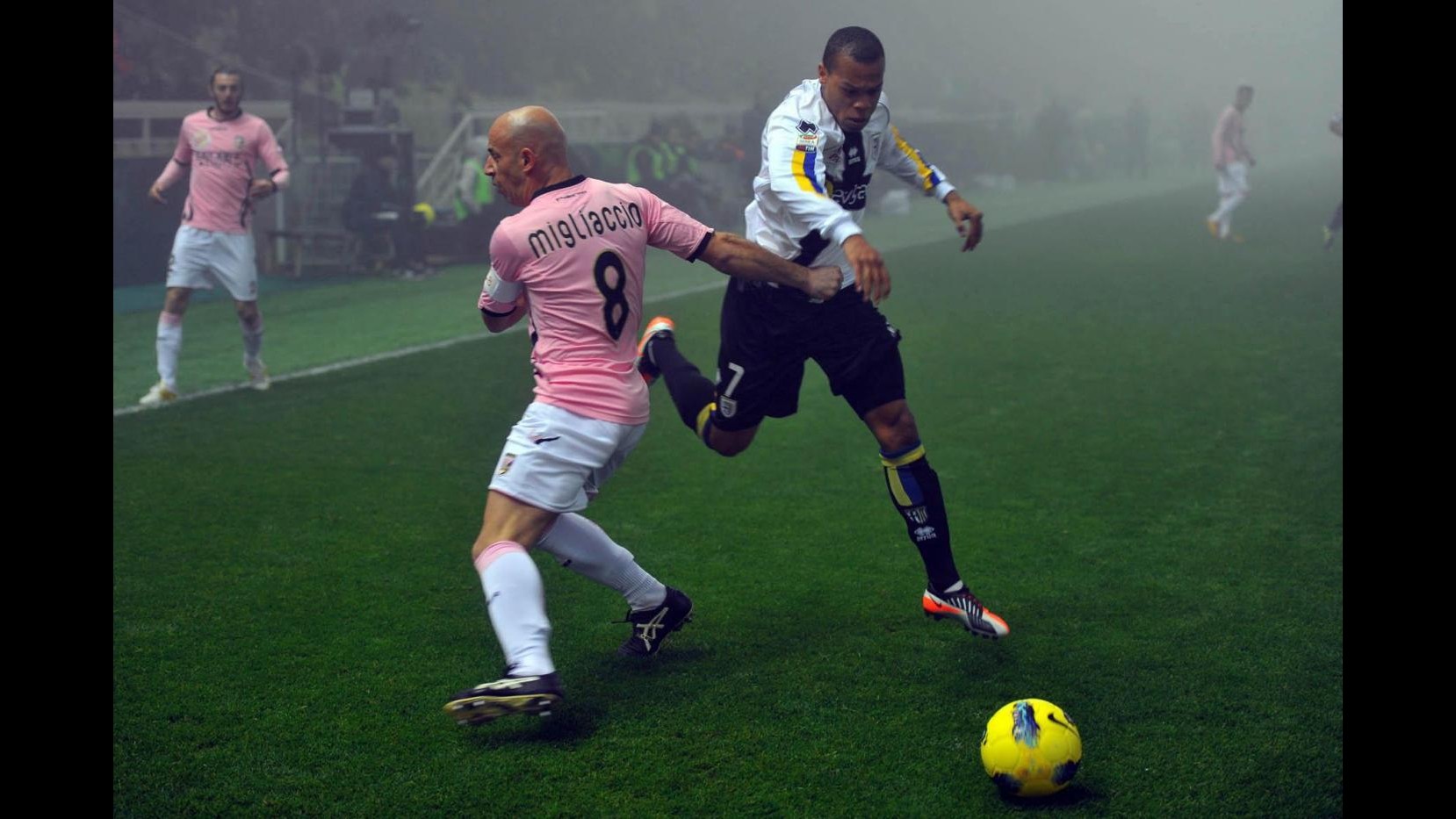 La nebbia e i pali fermano il Parma, 0-0 con il Palermo