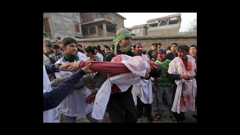 Kashmir, polizia disperde processione musulmana a Srinagar