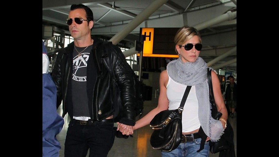 Jennifer Aniston e il nuovo fidanzato Justin Theroux lasciano Londra