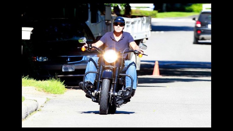 George Clooney guida la sua motocicletta per le strade di Studio City