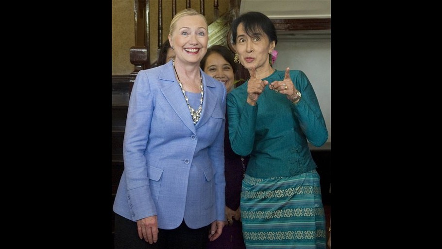 Birmania, incontro Suu Kyi-Clinton: Lavorare insieme per la democrazia