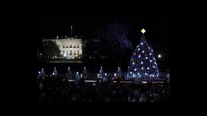 Famiglia Obama accende albero di Natale della Casa Bianca