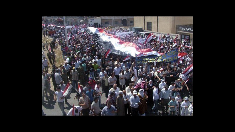 Siria, forze di sicurezza a Homs, arresti e violenti raid