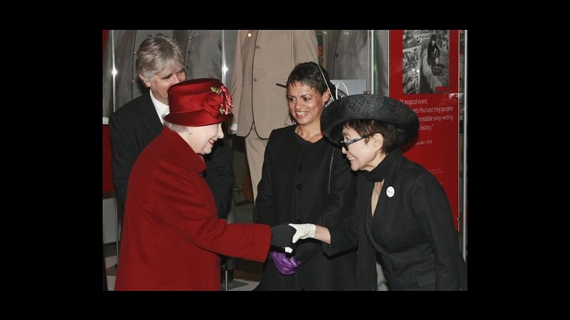 Yoko Ono incontra regina Elisabetta II a Liverpool: È sempre elegante