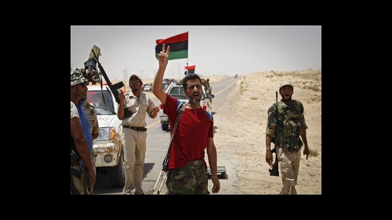Libia, ribelli si ritirano da porto Brega ma circondano ancora città