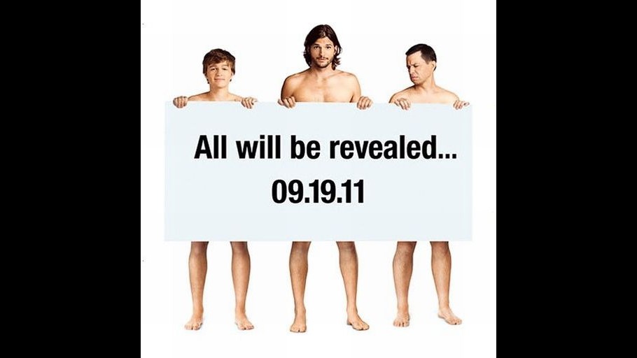 Ashton Kutcher si spoglia per lo spot dello show ‘Two and a half men’