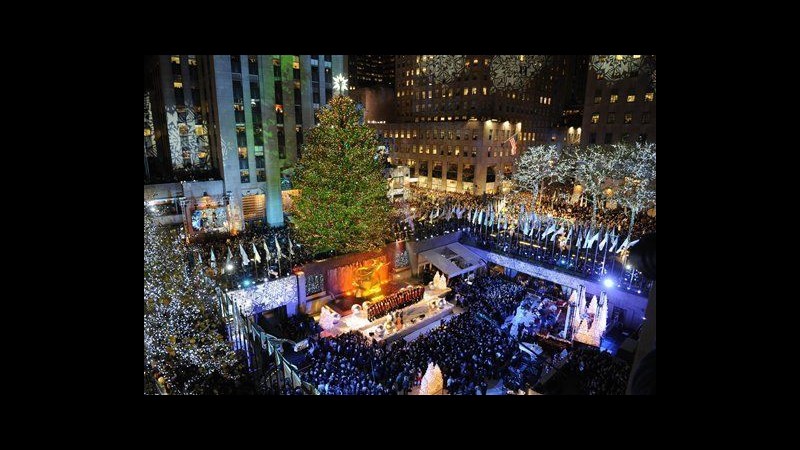 Acceso l’albero di Natale di Rockefeller