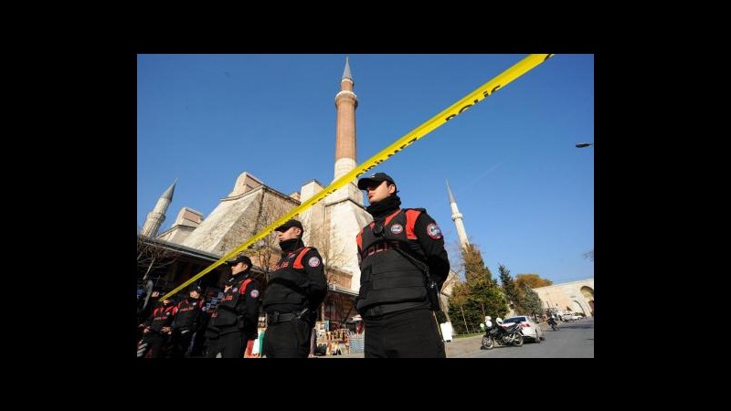 Istanbul, spara su turisti in museo Topkapi, polizia lo uccide