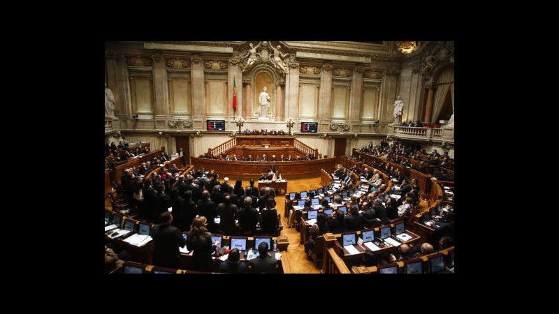 Portogallo, Parlamento approva severe misure austerità per 2012