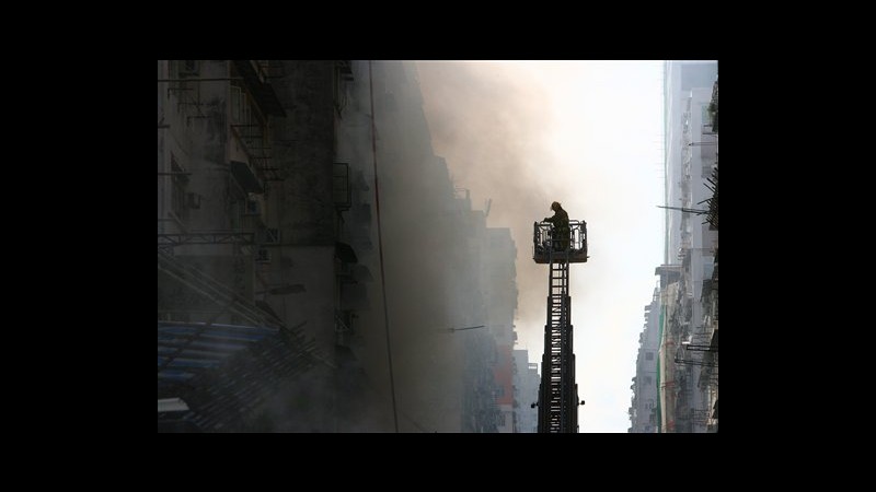 Hong Kong, 9 morti e 34 feriti per incendio partito da bancarelle