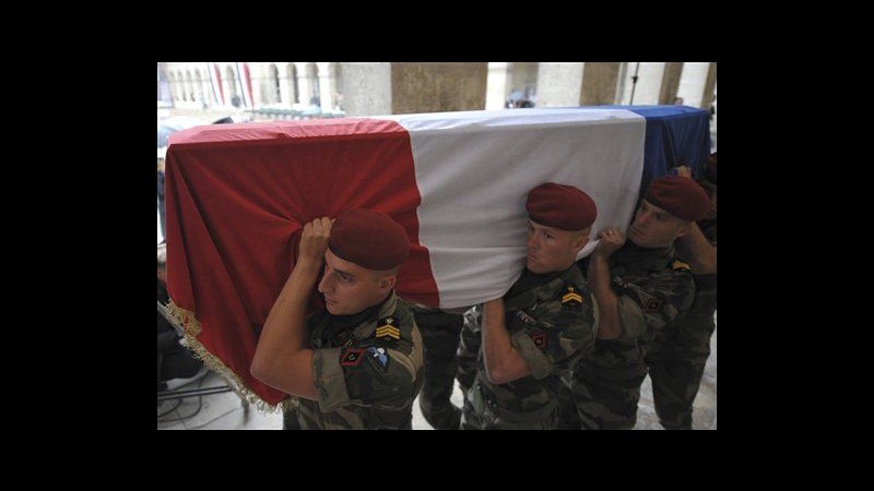 Francia, a Parigi i funerali dei 7 soldati uccisi in Afghanistan