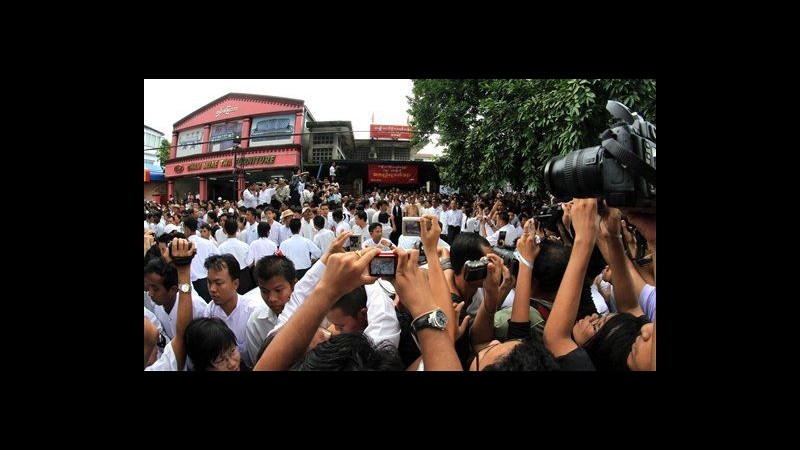 Birmania, 3mila in piazza con Aung San Suu Kyi per Giorno dei Martiri