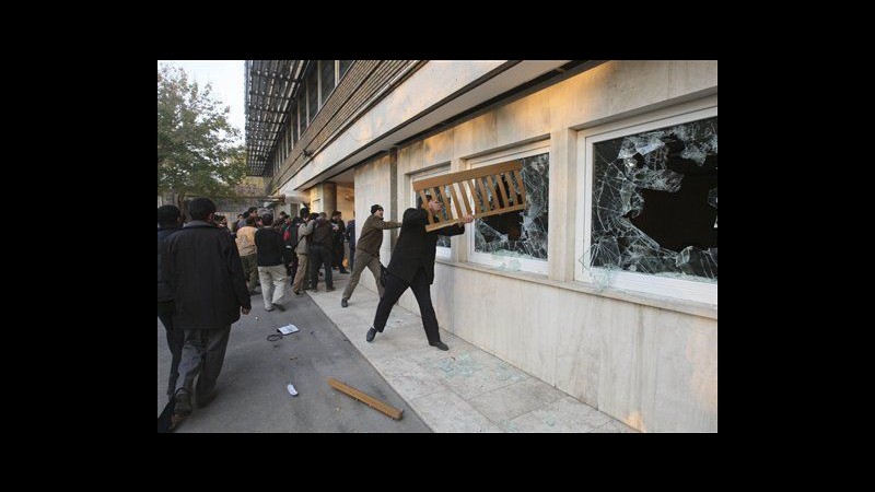 Iran, assaltata ambasciata britannica