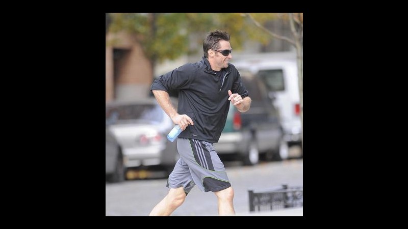 Hugh Jackman prende una pausa da Broadway e si scarica con il jogging