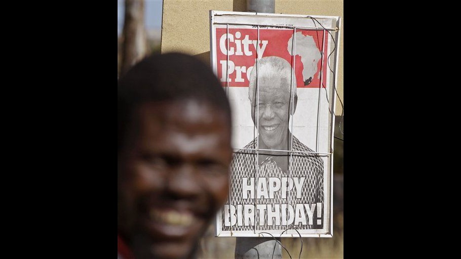 Nelson Mandela compie 93 anni. Il Sudafrica e il mondo in festa