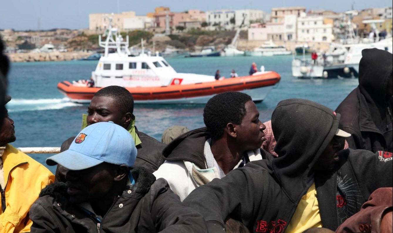 Barcone con 200 migranti in Salento