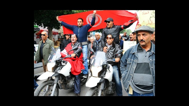 Tunisia, poliziotti protestano contro accuse uccisione manifestanti