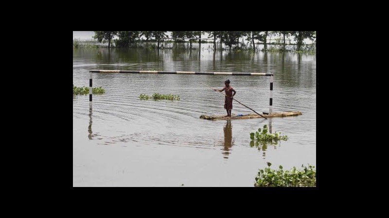 India, fiume esonda per piogge monsoniche: 1 morto, 150mila sfollati