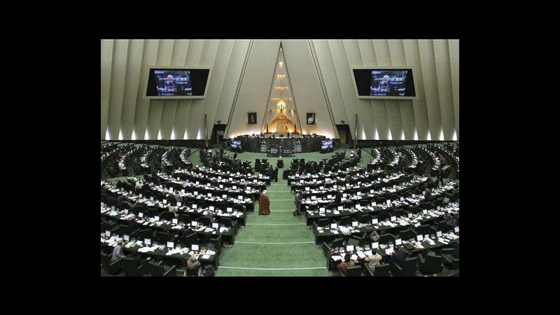 Iran approva legge per ridurre relazioni diplomatiche con Londra