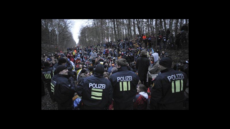 Germania, scorie nucleari trasferite su camion, continuano proteste