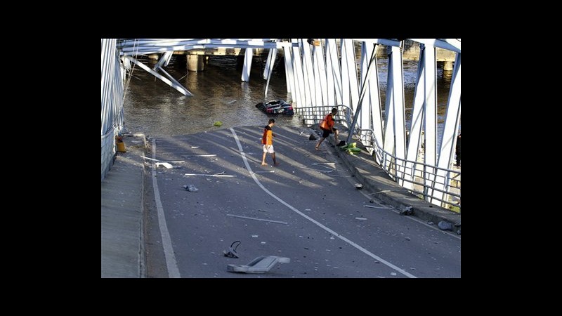 Indonesia, sale bilancio ponte crollato sabato: 11 morti, 33 dispersi