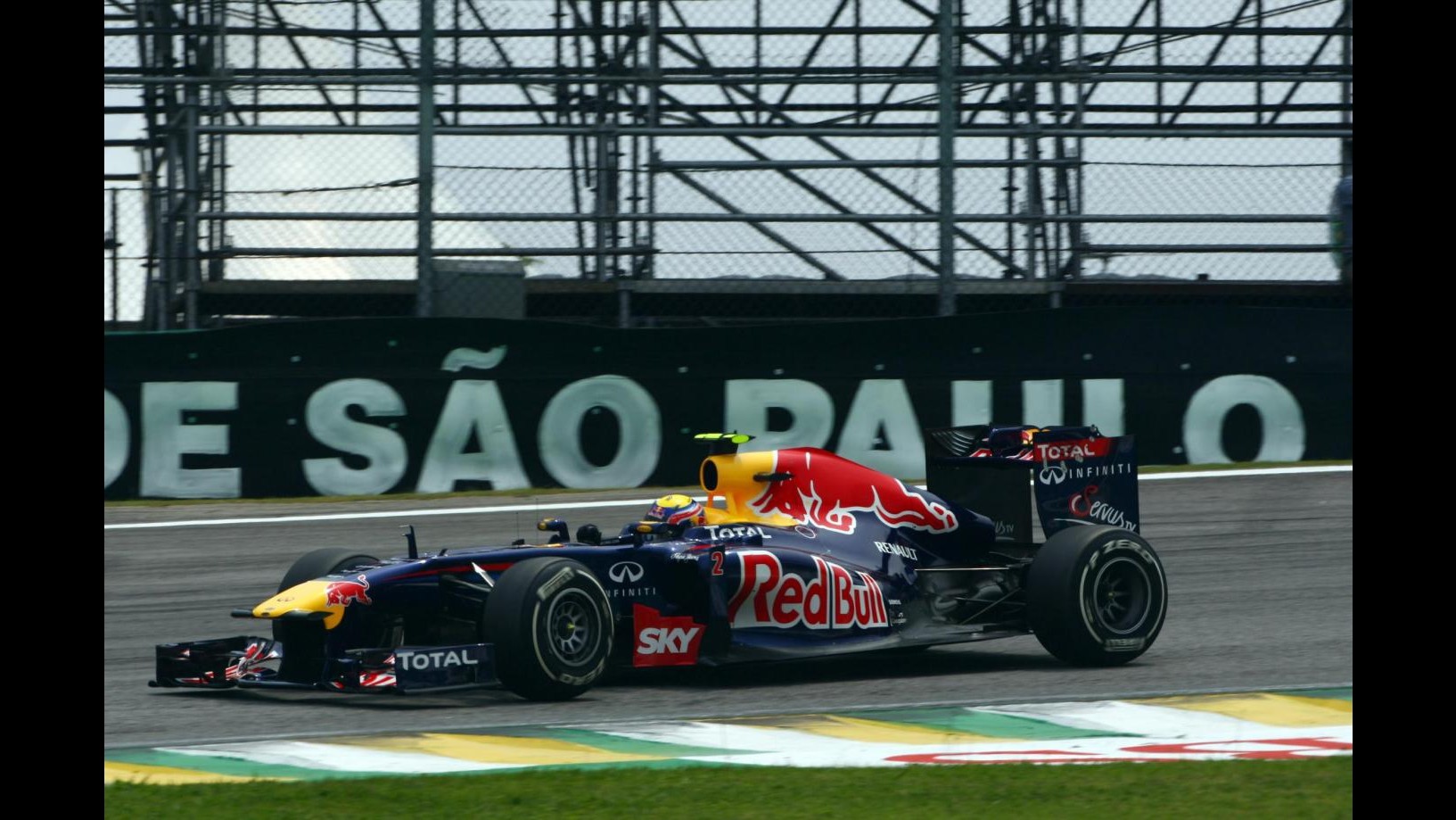 Webber trionfa in Brasile davanti a Vettel, Alonso quarto
