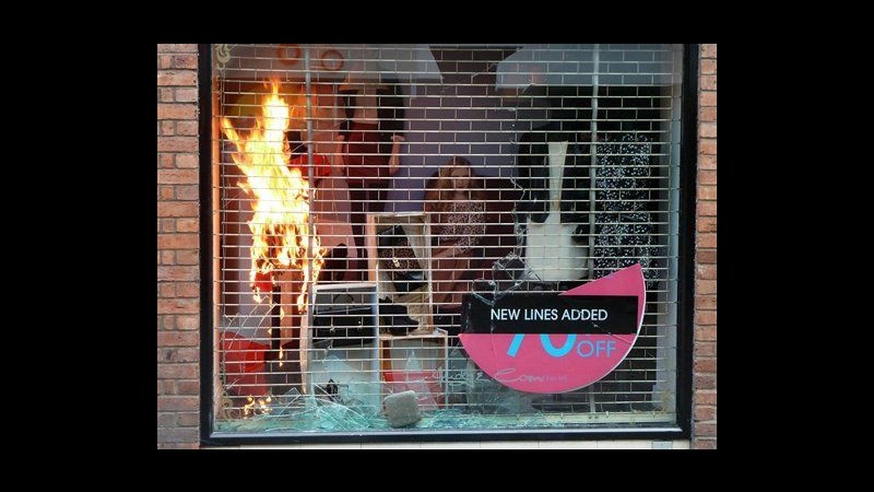 Regno Unito, gruppo estrema destra in strada contro disordini