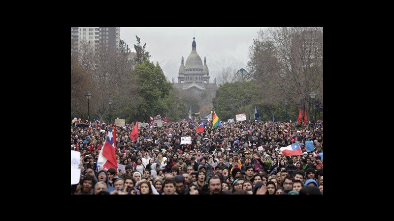Cile, oltre 100mila studenti protestano per le strade di Santiago