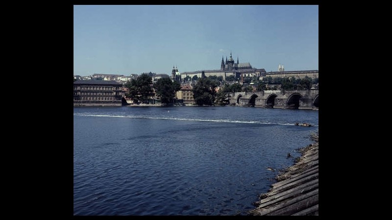 Italiano cade da un ponte a Praga mentre fa una foto e muore