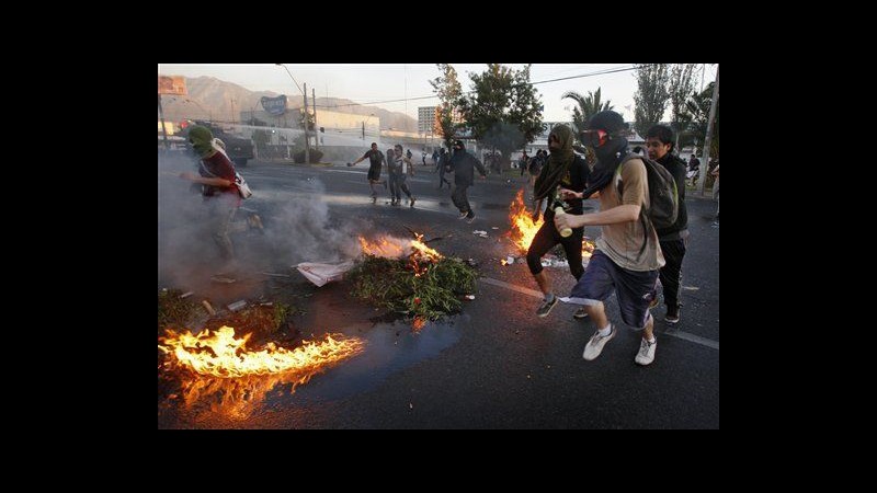 Cile, lacrimogeni su studenti in corteo