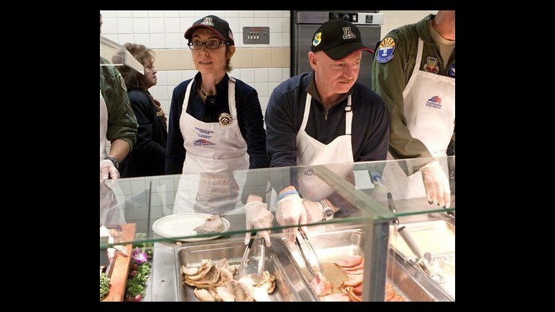 Gabrielle Giffords serve pranzo Ringraziamento a militari di Tucson