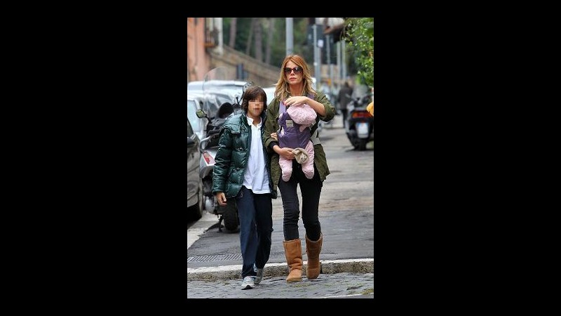 Alessia Marcuzzi, scene di vita quotidiana con Tommy e Mia