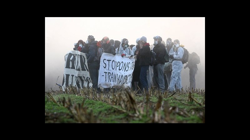 Francia, scontri nel nord in protesta contro treno scorie nucleari