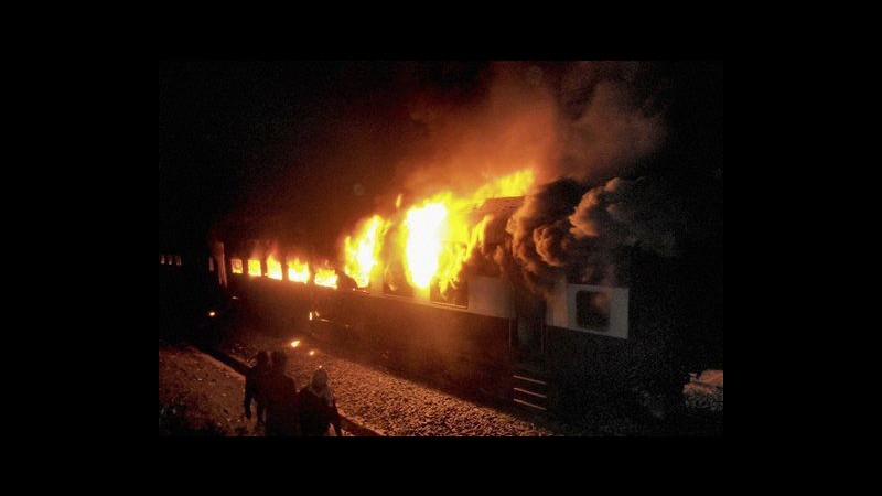 India, polizia indaga su incendio treno che ha fatto 7 vittime