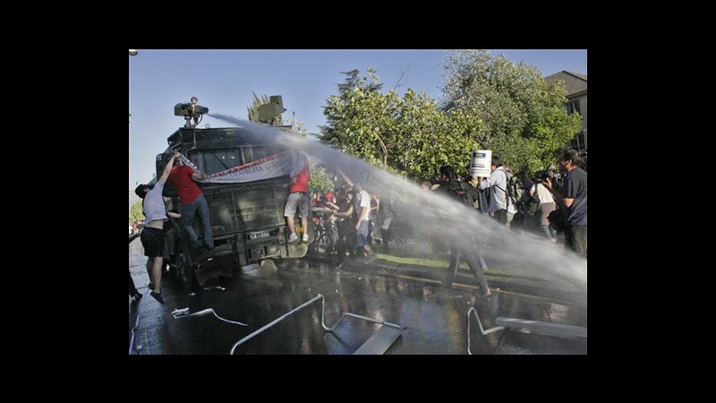 Cile, 6 feriti in protesta contro celebrazione ex colonnello regime