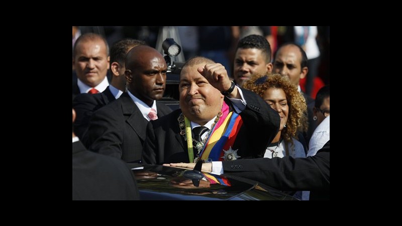 Venezuela, Chavez inaugura nuovo feretro per Simon Bolivar