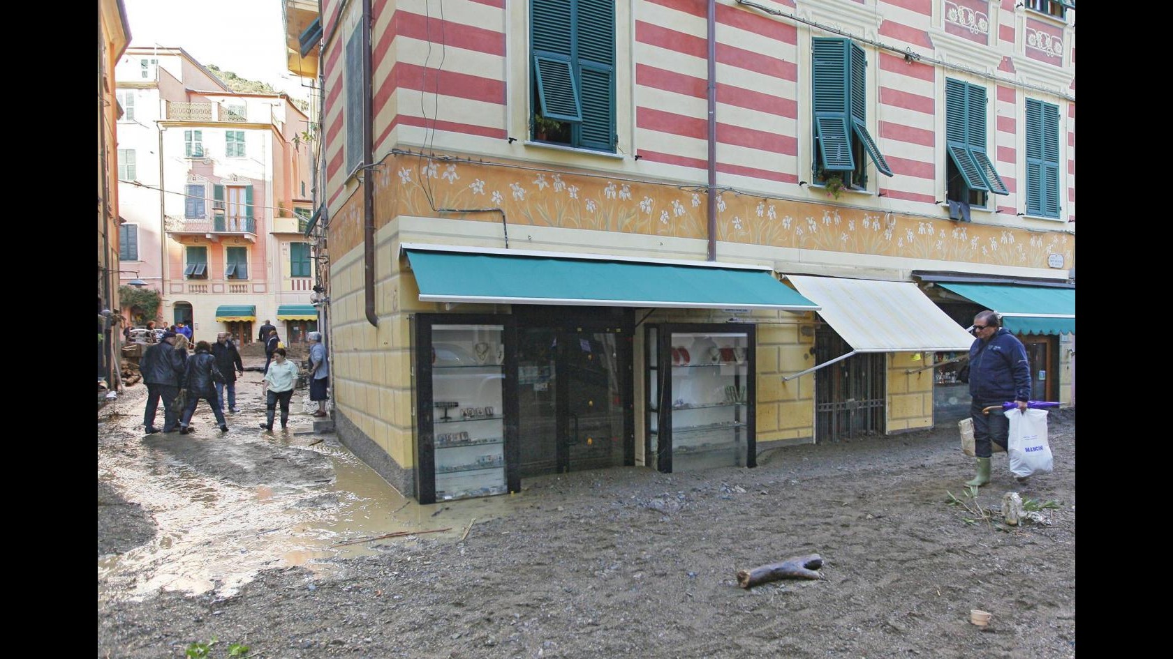 Maltempo, a Livorno 78enne cade dal tetto e muore, controllava danni