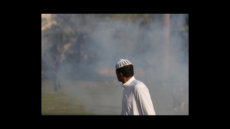 Bahrain, scontri tra opposizione e polizia lungo strada per Manama