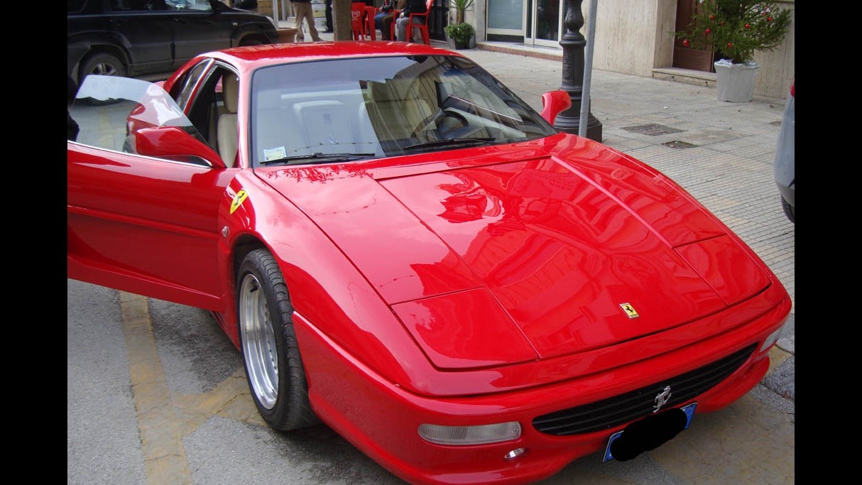 Gira con una Ferrari 355 finta a Canicattì, fermato dalla Gdf