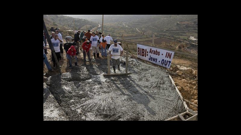 Coloni si scontrano con militari Israele contro sgombero insediamenti