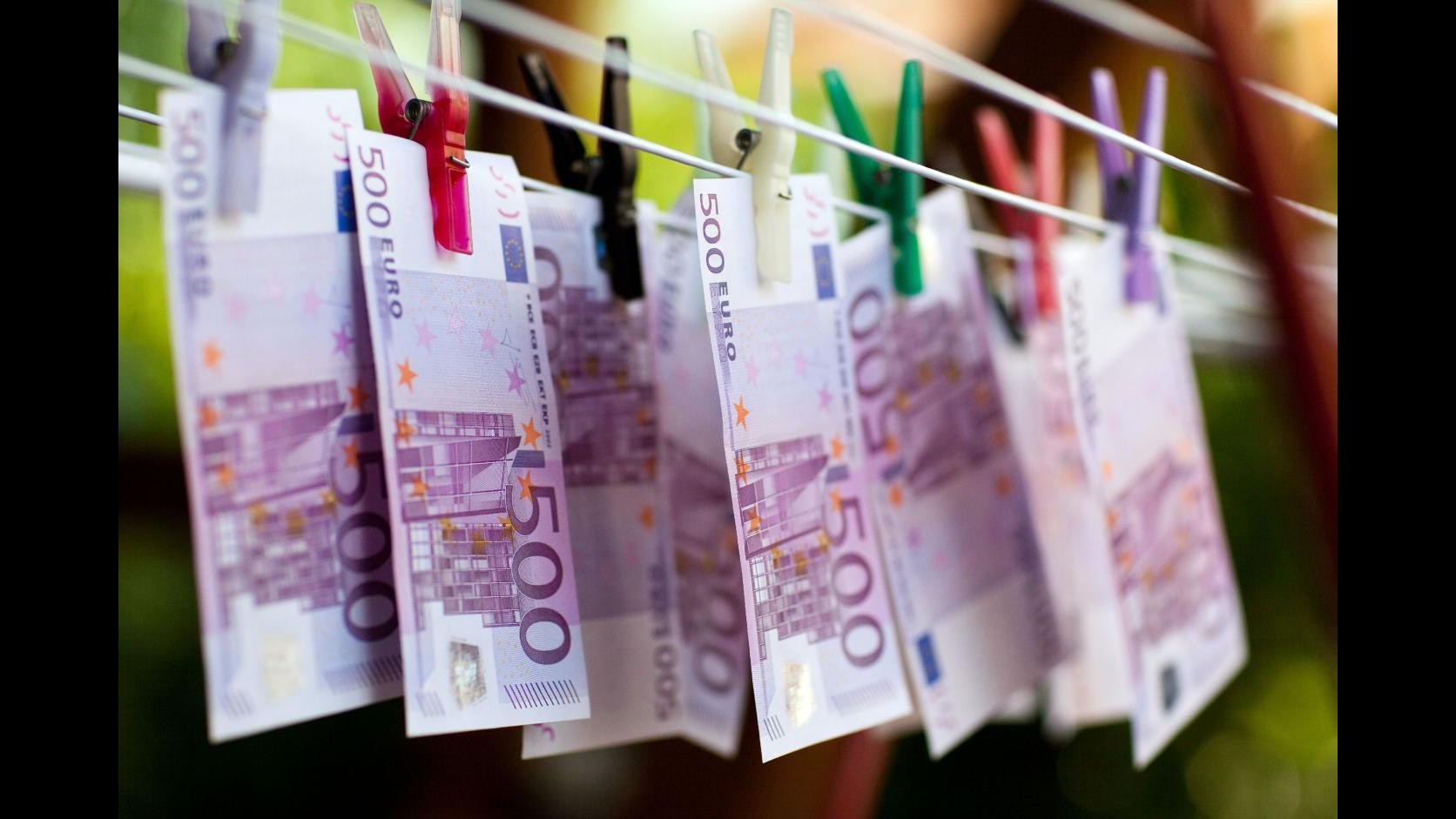 Manovra, ok pagamenti P.a. in contanti fino a mille euro