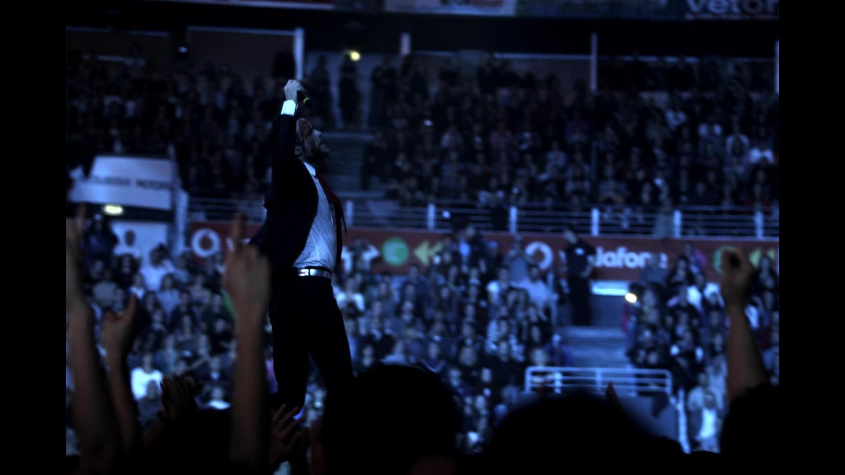 Crolla il palco di Jovanotti a Trieste