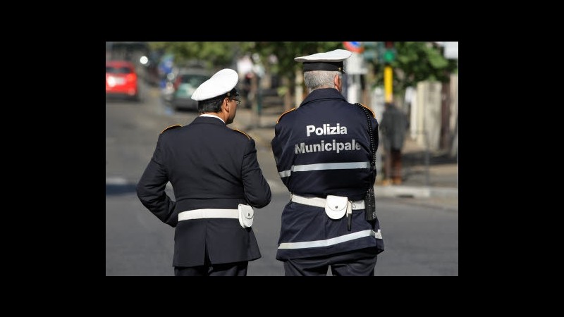 Torino, municipale cerca pirata: controlla tutte le Clio della città